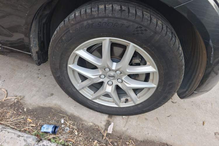 Used Volvo XC60 2021 T5 4x4 Smart Luxury Edition Right Front Wheel Hub