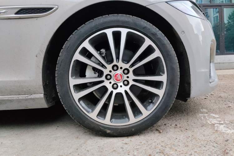 Used Jaguar XFL 2025 Model—2.0T P250, Two-Wheel Drive, Premium Luxury Edition Right Front Wheel Hub