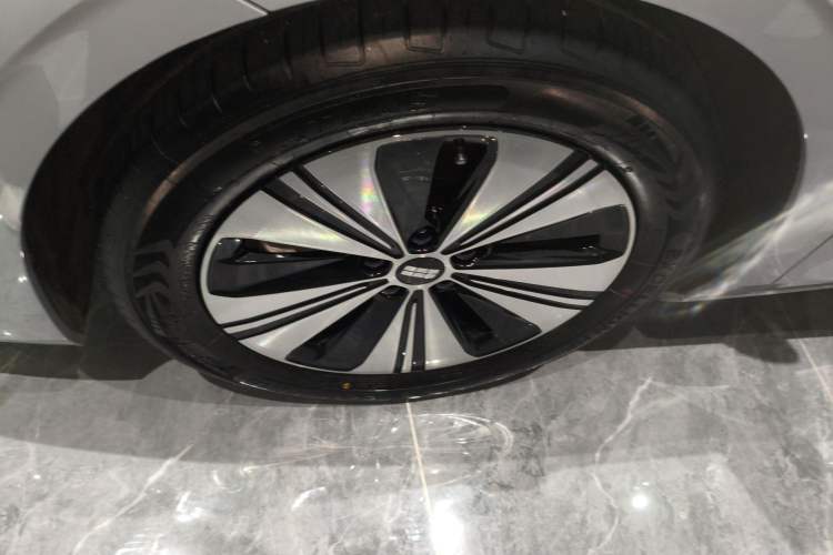 Used Geely Galaxy A7 2025 Model EM-i 150km Exploration+ Edition Left Front Wheel Hub