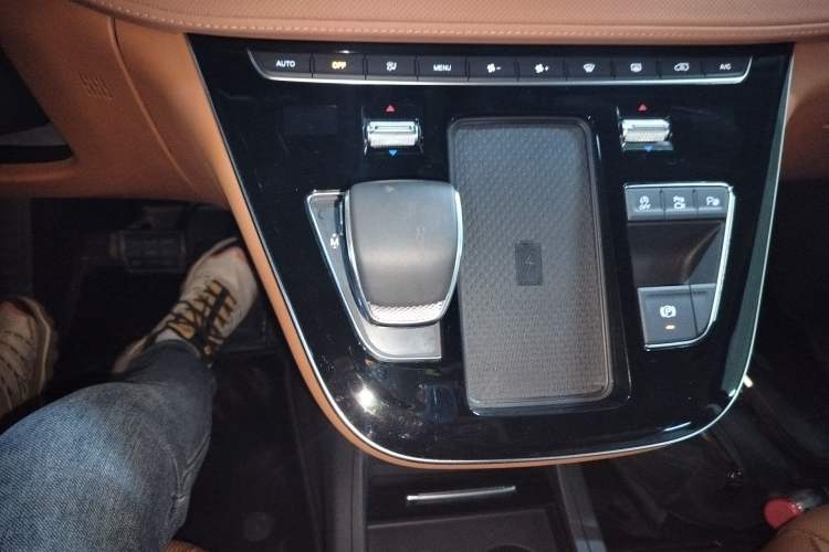 Used Hongqi HQ9 2023 2.0T Smart Connect Flagship Edition Gear Lever