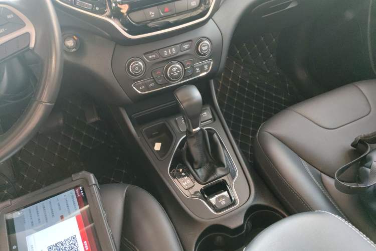 Used Jeep Cherokee 2019 2.0T Two-Wheel Drive Smart Enjoyment Version China V