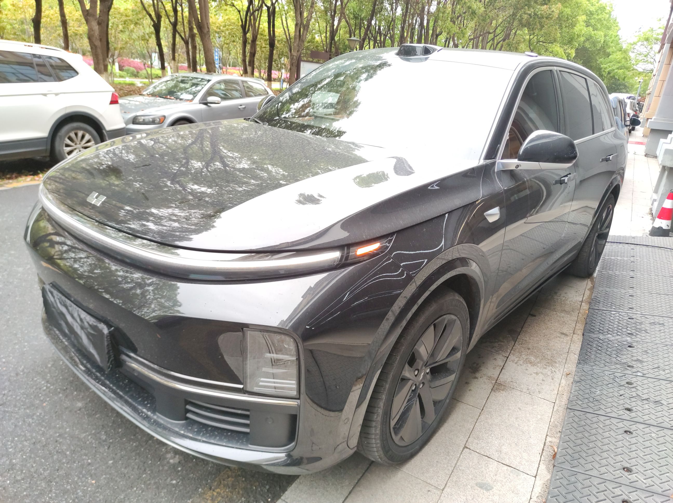 Под передней частью автомобиля