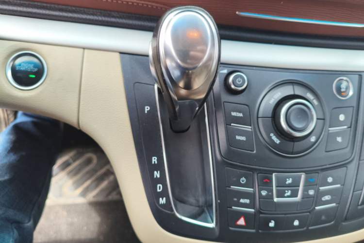 Used Buick GL8 2017 25S Comfort Version China V Standard Gear Lever