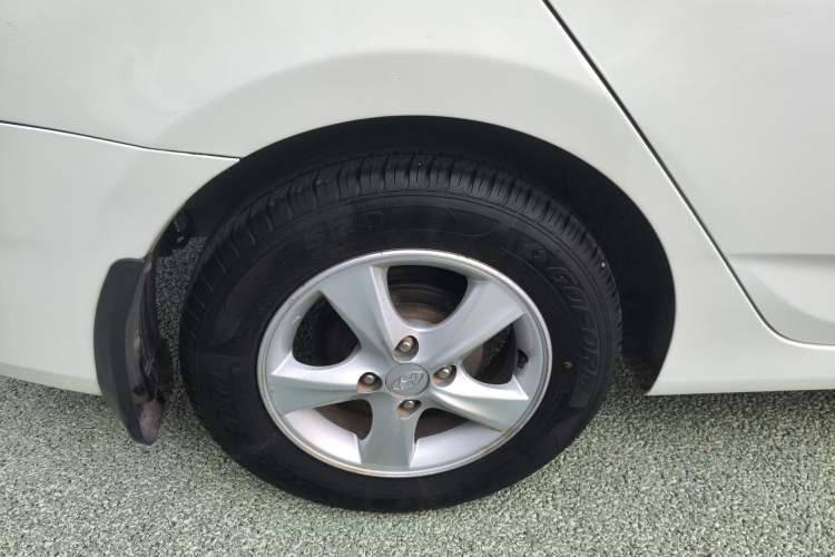 Used Hyundai Verna (older generation) 2014 1.4L Automatic Smart GLS Right Rear Wheel Hub