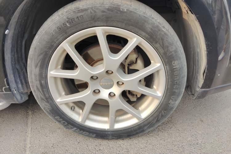 Used Dodge Journey 2013 2.4L Two-Wheel Drive Luxury Version Right Front Wheel Hub