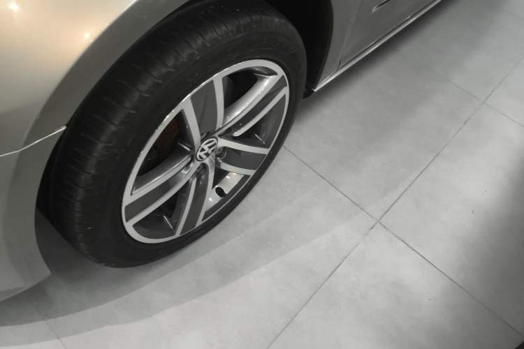 Used Volkswagen FAW-Volkswagen CC 2015 2.0 TSI Luxury Model Left Front Wheel Hub