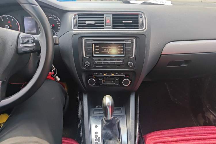 Used Volkswagen Sagitar 2013 1.4 TSI BlueMotion Edition Audio And AC Panel