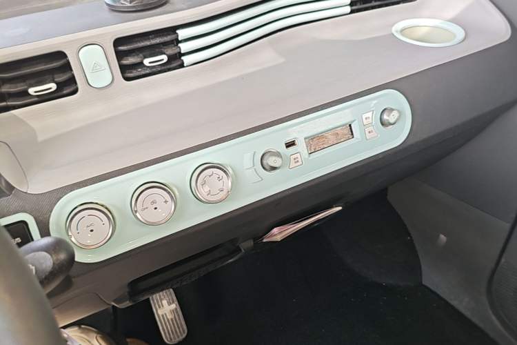 Used Wuling Hongguang MINIEV 2021 Macaron Premium Model – Lithium Iron Phosphate Audio And AC Panel