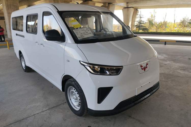 Used Wuling Yangguang 2024 300KM Comfort Version Passenger Van 75kW
