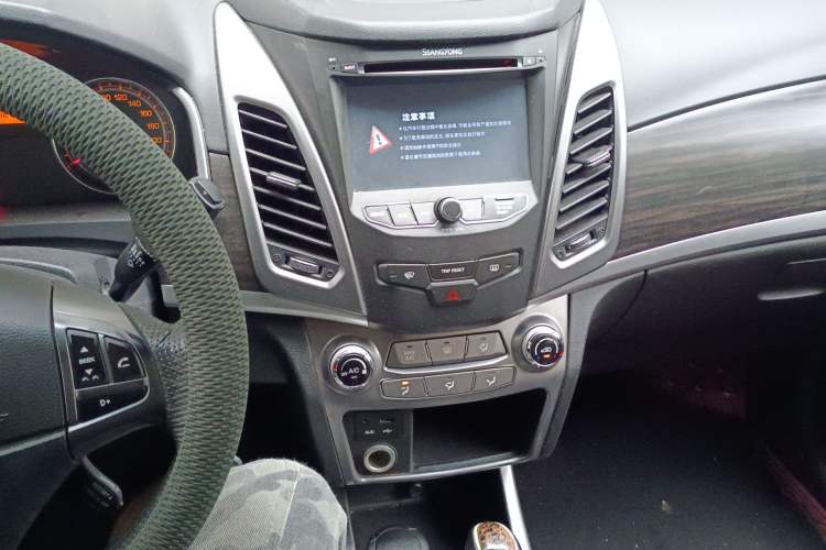 Used SsangYong Korando 2013 2.0L Gasoline Two-Wheel Drive Automatic Elite Edition Audio And AC Panel