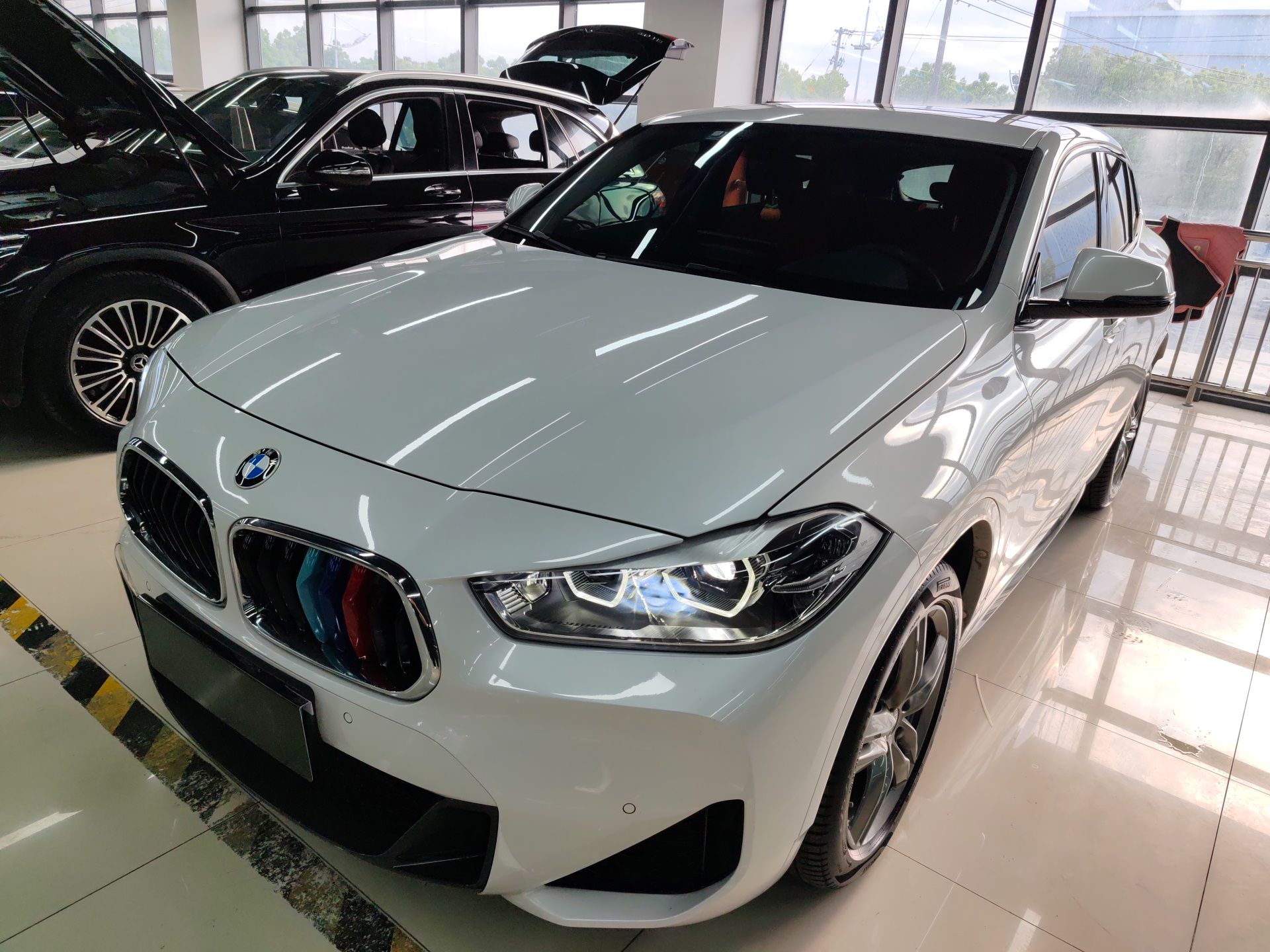 Под передней частью автомобиля