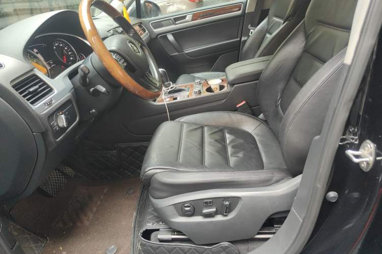 Used Volkswagen Touareg 2011 3.0 TSI High-End Version Left Front Seat