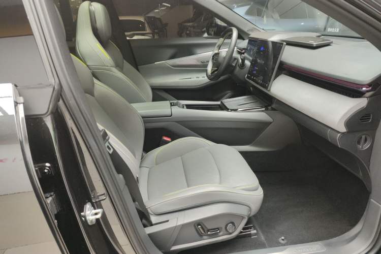 Used Lynk & Co 08 EM-P 2024 120km Long-Range Plus