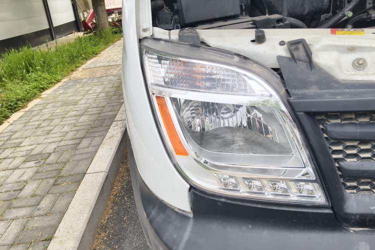 Used SAIC MAXUS Xintu V80 2019 2.5T Classic Edition 6-Speed Manual – Aoyuntong Modified Version Short Wheelbase Mid-Height Roof 5/6 Seats Right Front Headlight