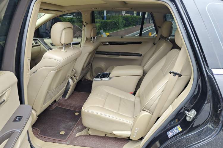 Used Mercedes-Benz R-Class 2014 R 400 4MATIC Luxury Model Left Rear Seat