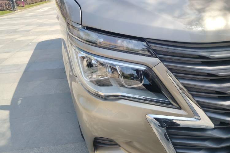 Used FORTHING Lingzhi M5 2022 Passenger Version Luxury Model 7 Seats Right Front Headlight