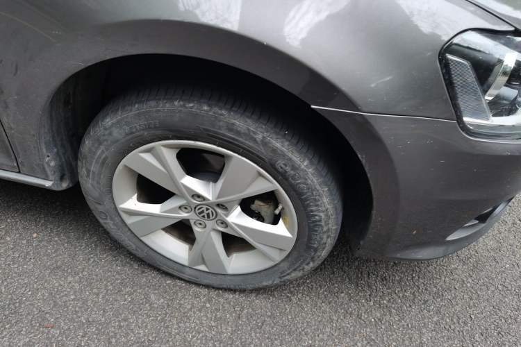 Used Volkswagen Bora 2014 1.6L Automatic Comfort Model Right Front Wheel Hub