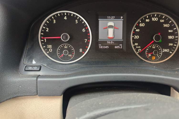 Used Volkswagen Tiguan 2013 2.0 TSI Automatic All-Wheel-Drive Flagship Edition Odometer Close Up