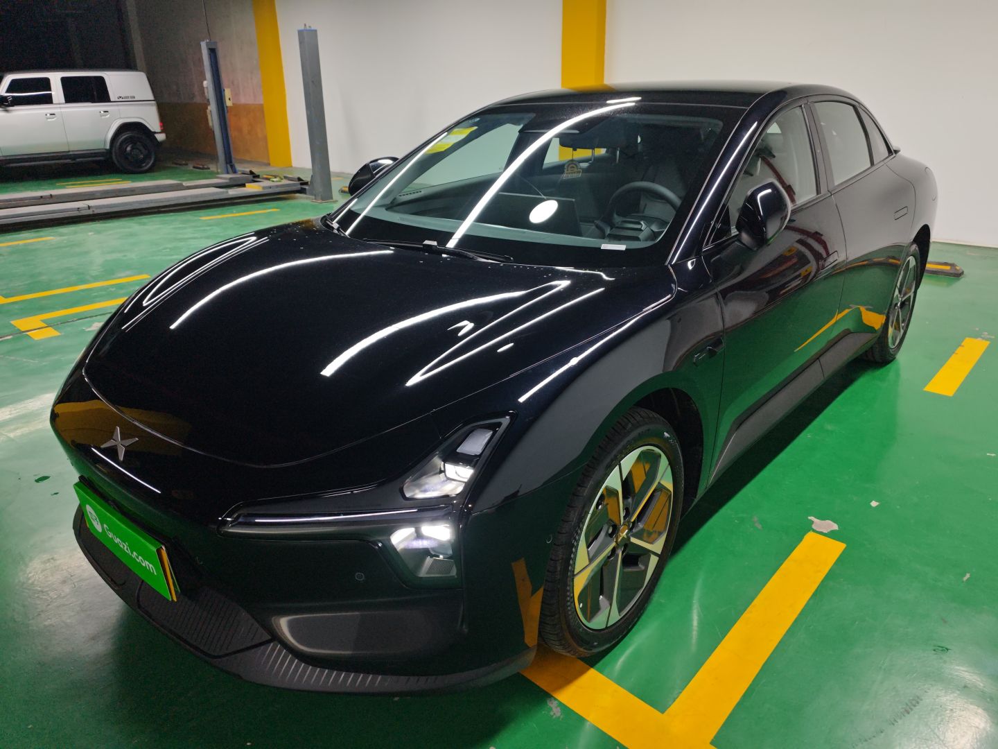 تحت مقدمة السيارة