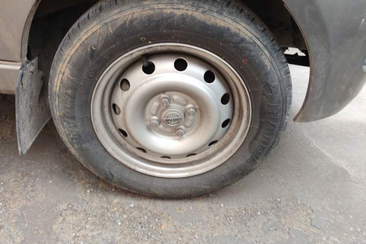 Used Jinbei New Hiace X30L 2023 1.5L Wealth Edition Van 2/5-Seater Air-Conditioned Model SWC15M Right Front Wheel Hub