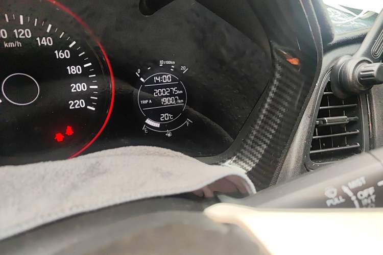 Used Honda Vezel 2017 1.5L CVT 2WD Comfort Model Odometer Close Up