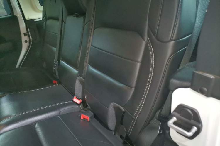 Used Jeep Wrangler 2019 2.0T Sahara Four-Door Version China VI Emission Standard Left Rear Seat