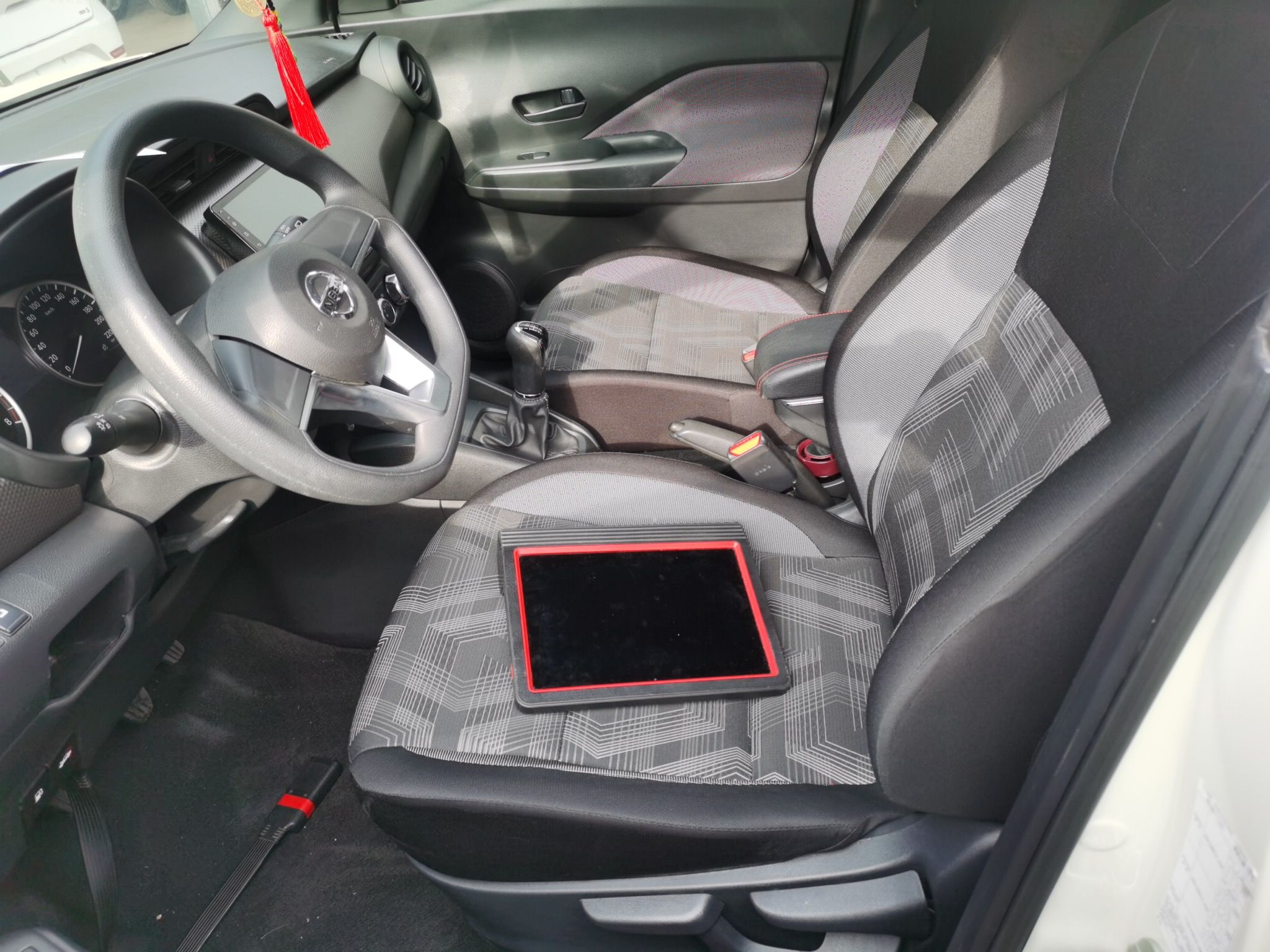 Переднее сиденье в автомобиле