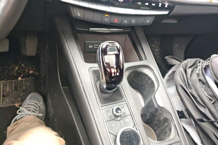 Used Cadillac XT4 2024 28T Two-Wheel-Drive Luxury Version Gear Lever