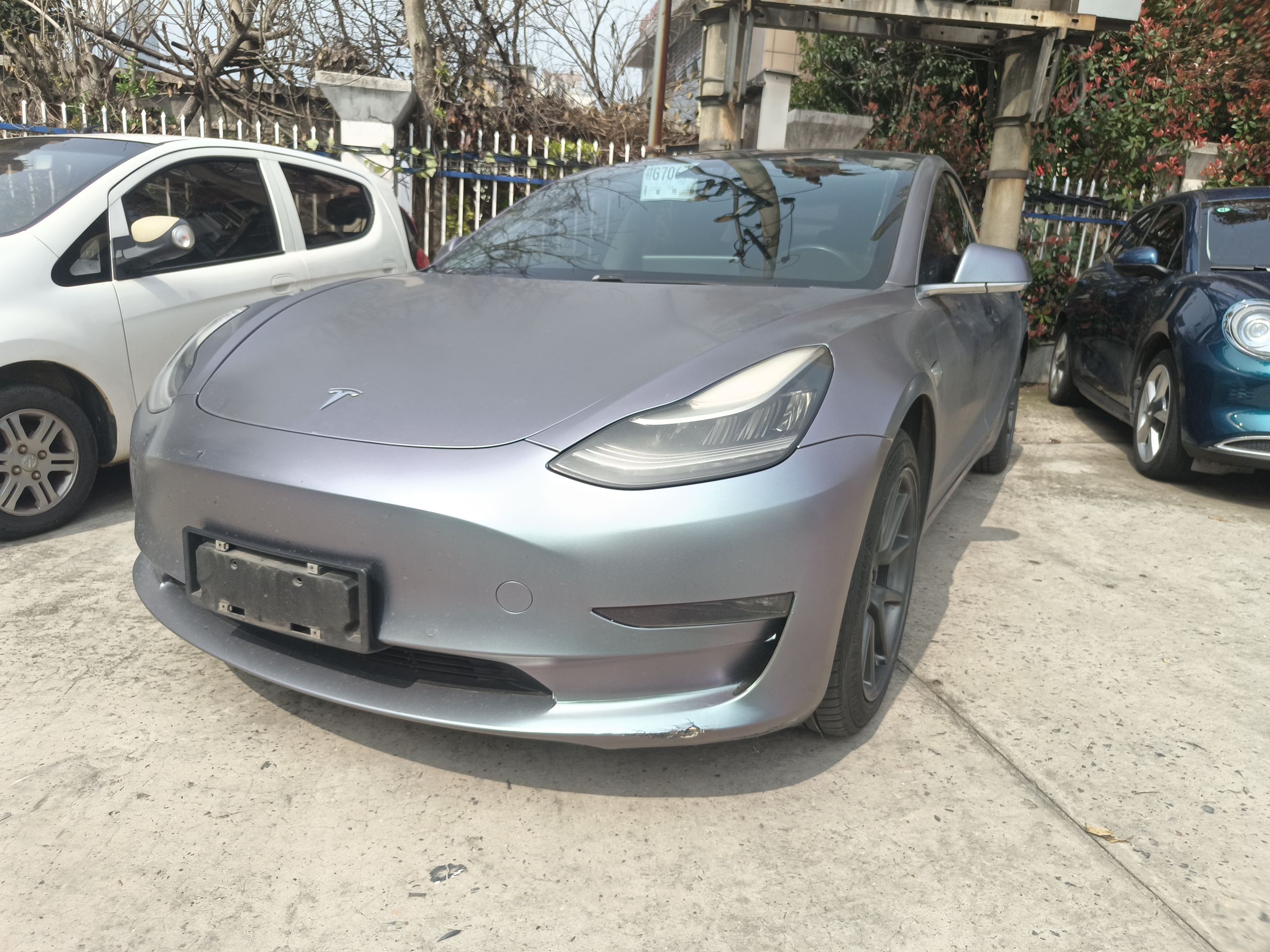 Под передней частью автомобиля