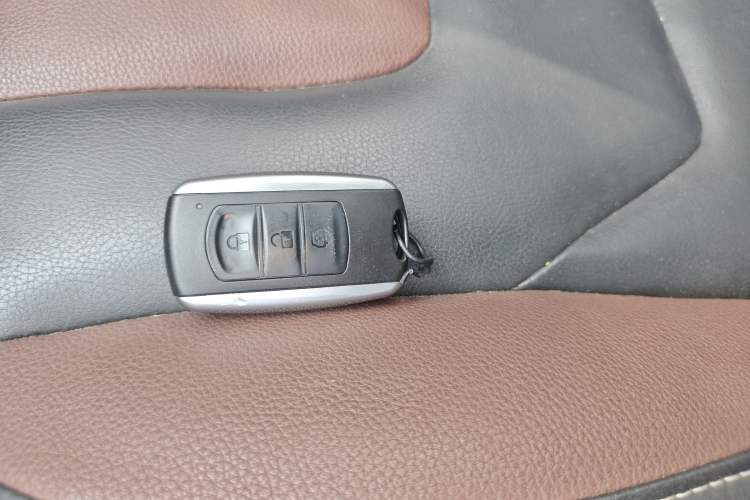 Used Dongfeng Fengon 580 2016 Revised Version 1.5T CVT Luxury Edition Vehicle Key