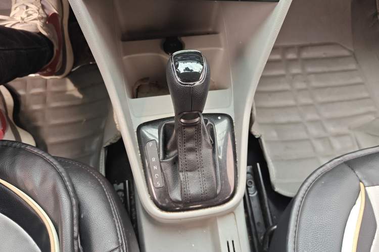 Used Skoda Rapid 2015 1.6L Automatic Enjoyment Selection Model Gear Lever