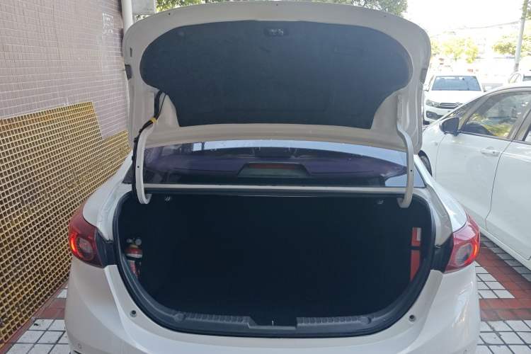 Used Mazda 3 Axela 2016 Sedan 1.5L Automatic Luxury Model
