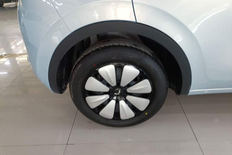 Used Wuling Bingo 2025 410 km Lingxi Deluxe Edition Right Rear Wheel Hub