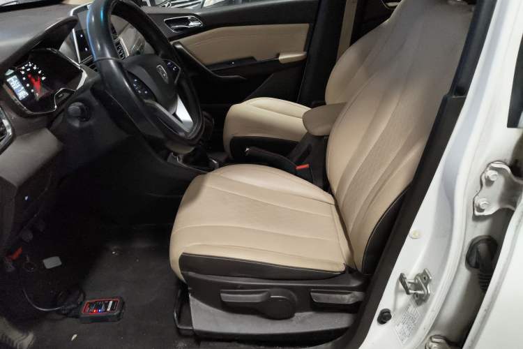 Used Baojun 310W 2017 1.5L Manual Fashion Model China V