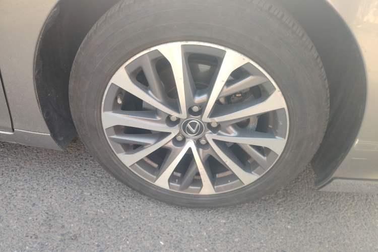 Used Lexus ES 2021 200 Excellence Edition Right Front Wheel Hub