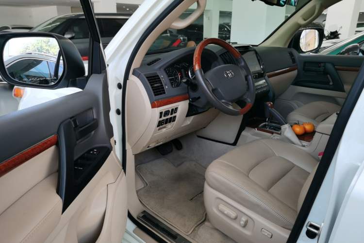 Used Toyota Land Cruiser 2015 4.6L V8 Low-Power Version Middle East Edition