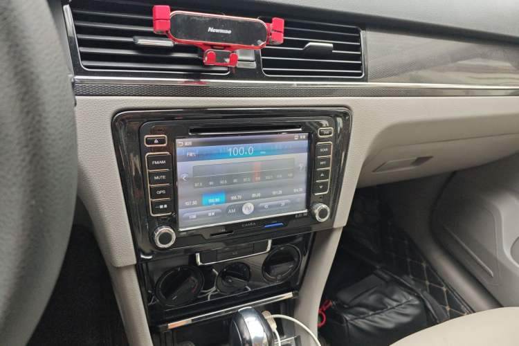 Used Volkswagen Bora 2013 1.6L Automatic Fashion Model Audio And AC Panel