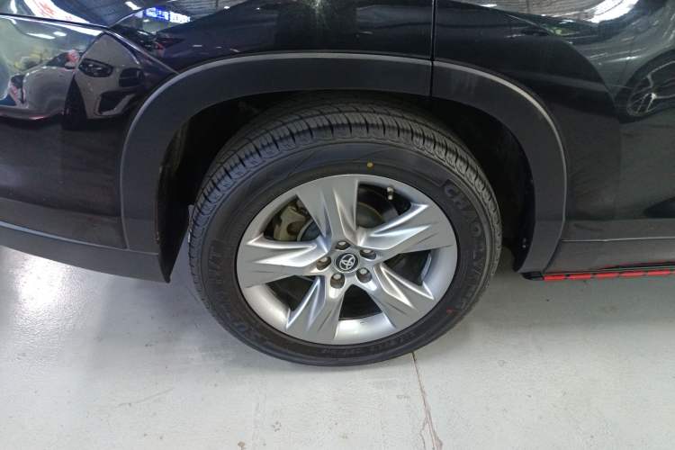 Used Toyota Highlander 2018 2.0T Four-Wheel Drive Luxury Version 7 Seats China VI Standard Right Rear Wheel Hub