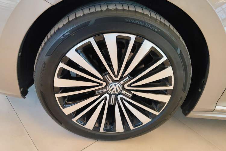 Used Volkswagen Passat 2019 330TSI Luxury Edition China VI Standard
