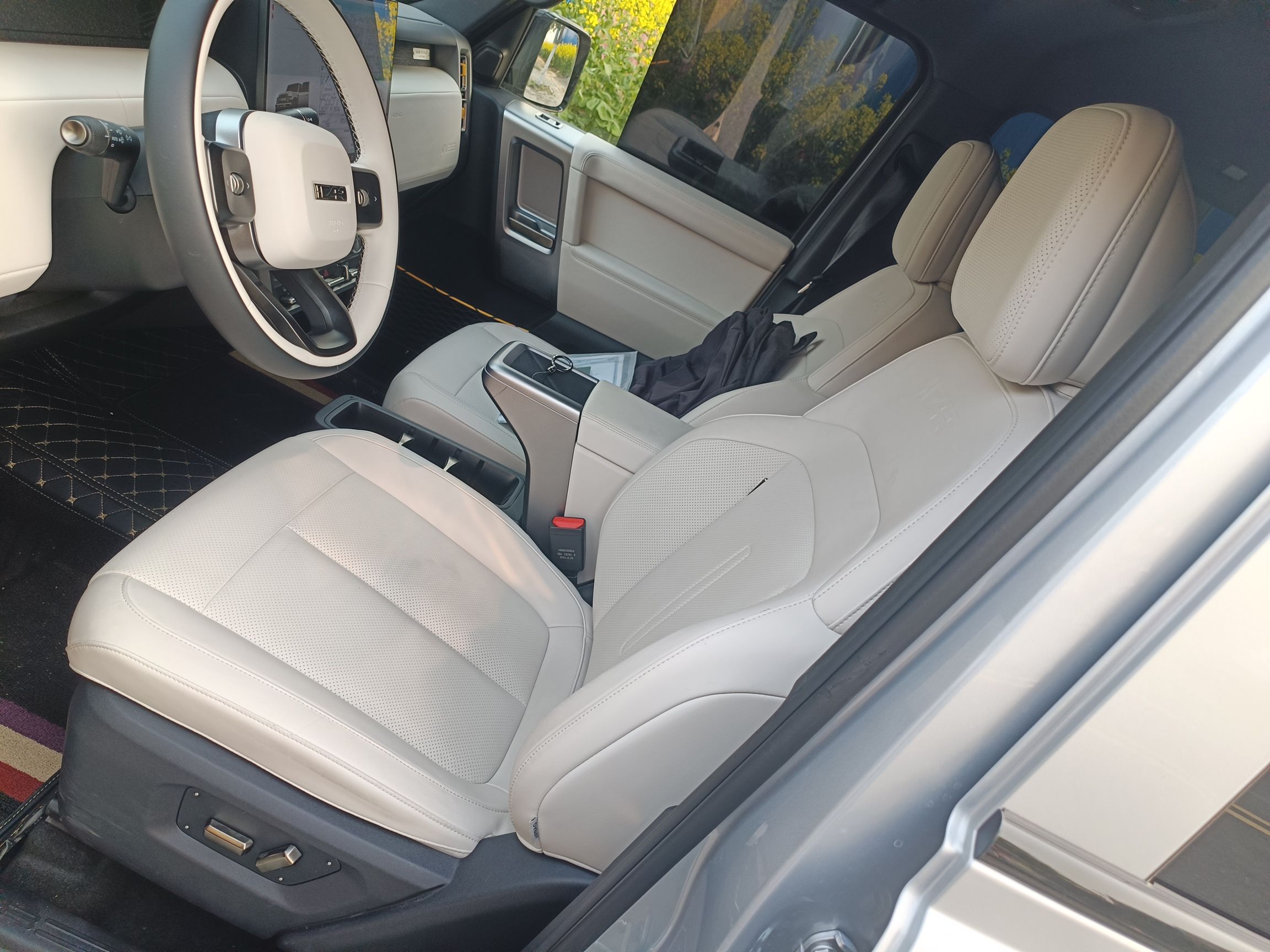 المقاعد الأمامية داخل السيارة