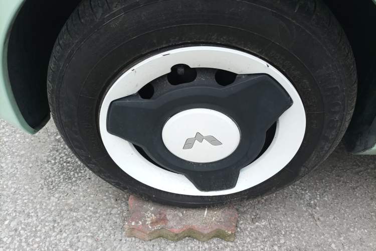 Used Wuling Hongguang MINIEV 2021 Macaron Sandwich Model 120 km Lithium Iron Phosphate
