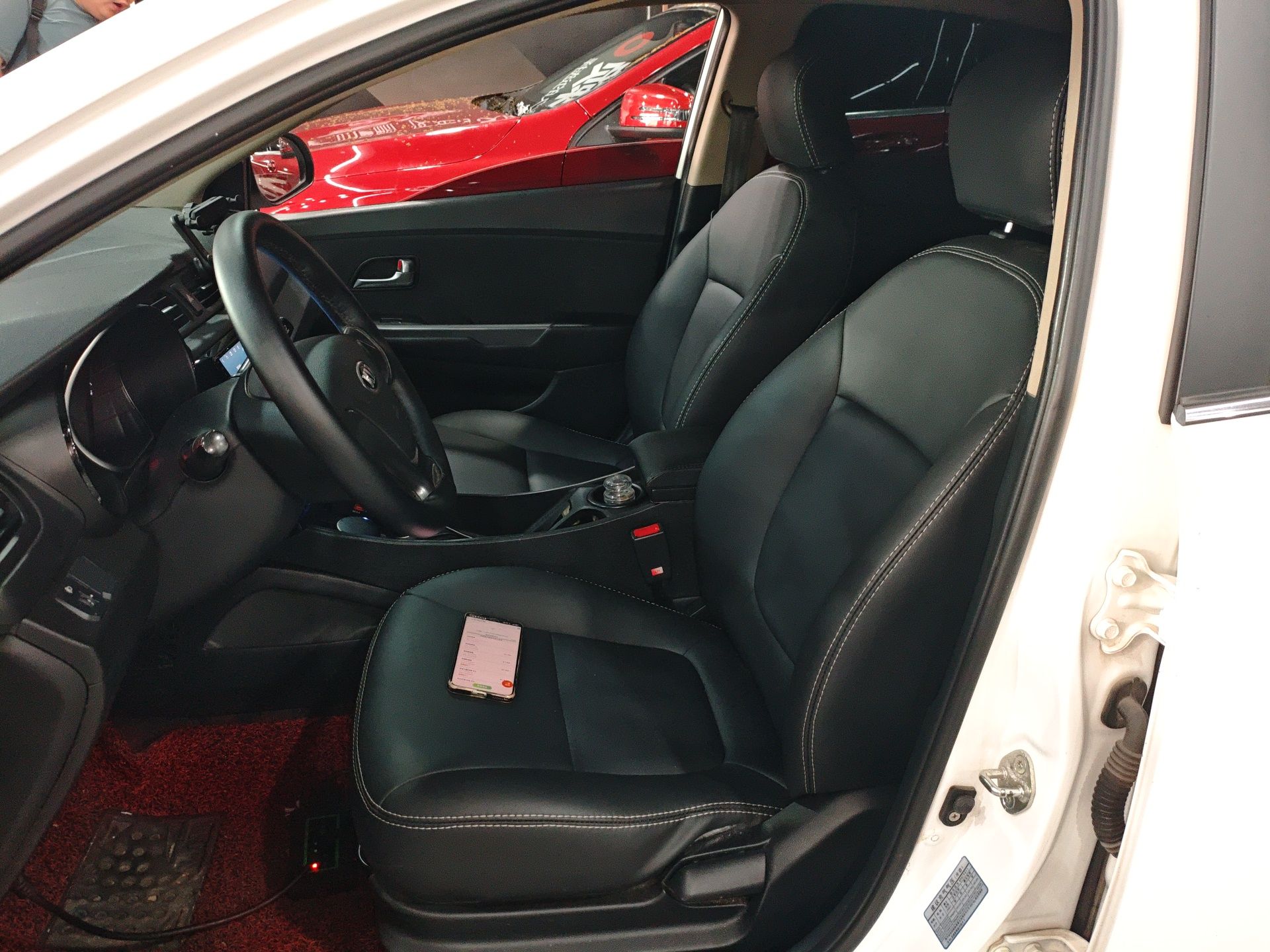 Переднее сиденье в автомобиле