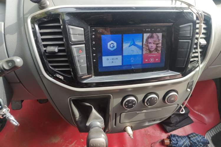 Used SAIC MAXUS Xintu V80 2018 2.5T 6-Speed Manual Aowentong Long-Wheelbase Mid-Roof 7/10-Seater Audio And AC Panel