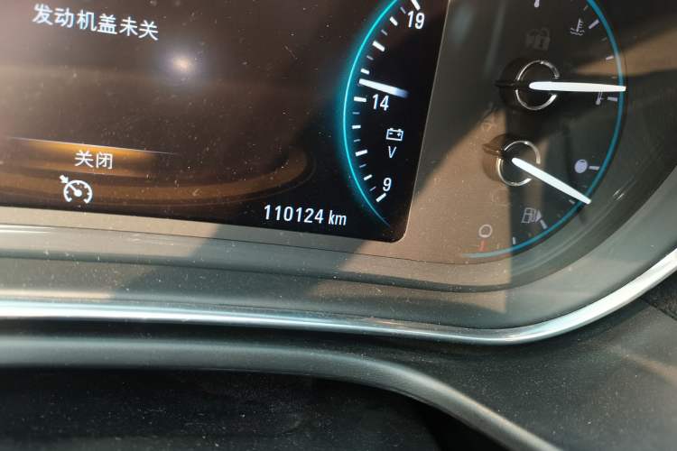 Used Buick Regal 2015 1.6T Elite Tech Model Odometer Close Up