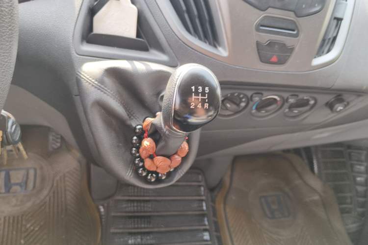 Used Ford Transit 2017 2.0T Diesel Multi-Purpose Commercial Vehicle Short Wheelbase Low Roof China V Standard