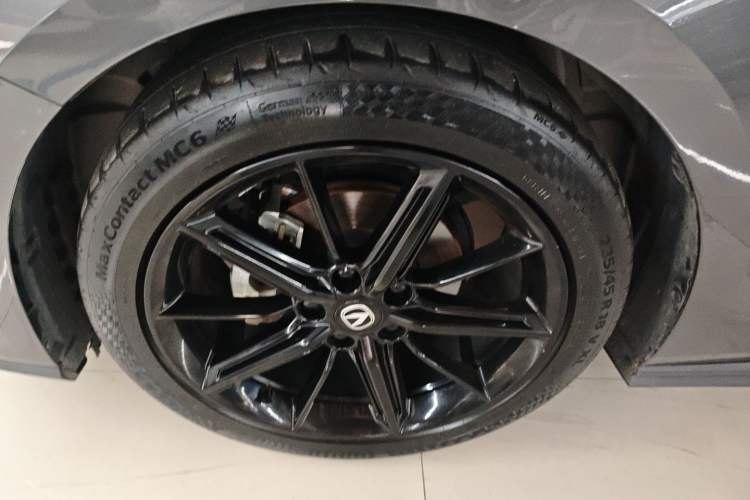 Used CHANGAN UNI-V 2022 1.5T Prestige Version Left Front Wheel Hub