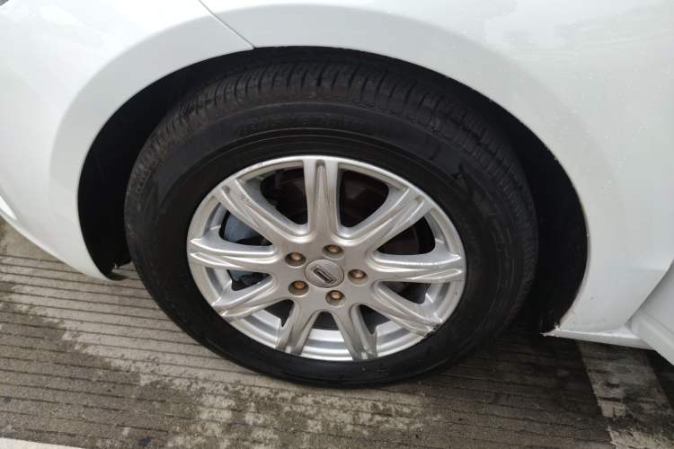 Used Qoros 3 2014 Sedan 1.6L Automatic Zhiyue Model Left Front Wheel Hub