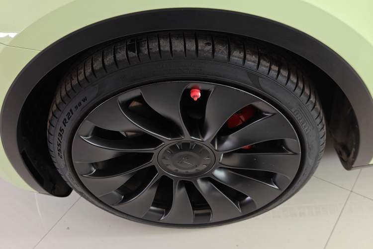 Used Tesla Model Y 2022 Performance High-Performance All-Wheel-Drive Version Left Front Wheel Hub