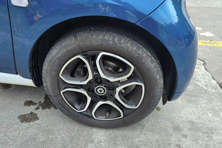 Used smart fortwo 2019 0.9T 66kW Hardtop Wind Power Edition China VI Right Front Wheel Hub