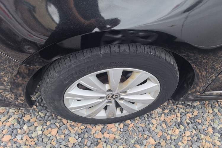 Used Volkswagen Sagitar 2015 1.6L Automatic Comfort Model Left Front Wheel Hub